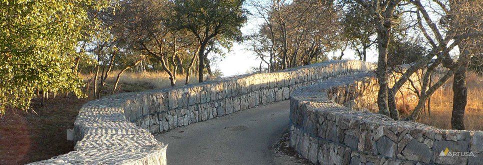 Murs de soutènement en gabions le long d'une route
