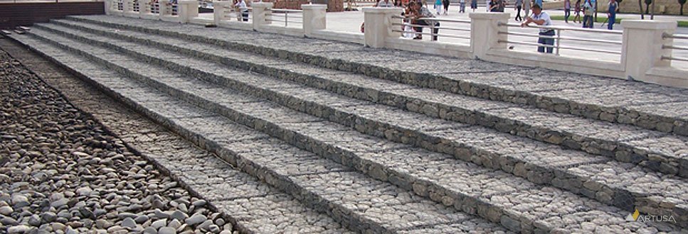 Revêtement en gradins de matelas et de gabions boîtes